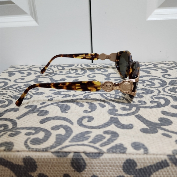 Vintage FENDI Tortoise Sunglasses with Iconic Logo on Temple - Picture 7 of 10